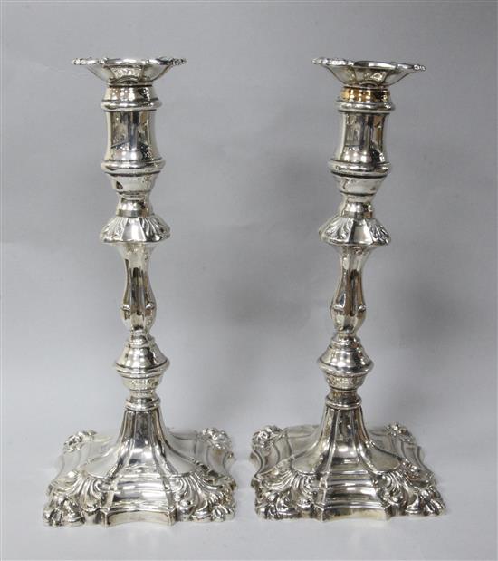 A pair of 18th century style silver candlesticks, by A. Taite & Sons Ltd, London, 1960, 20.8 oz.